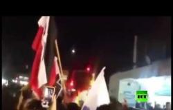 محتجون يحرقون علما عراقيا في شمال البلاد