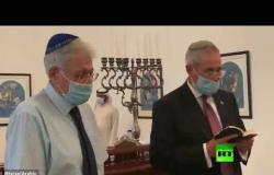 صلاة في المعبد اليهودي في البحرين بمشاركة أعضاء الوفد الإسرائيلي