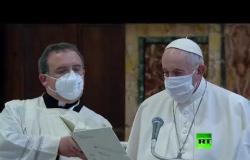 بعد الانتقادات.. البابا فرنسيس يضع كمامة لأول مرة خلال مناسبة عامة