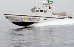 حرس الحدود بالمدينة ينقذ مواطنَيْن تعرَّض قاربهما للعطل بعرض البحر