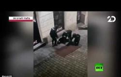 لحظة إطلاق النار على أحد المارة في فيينا وهروب فتاة من الإرهابي