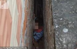 فيديو مرعب.. كيف انتهى طفل في مأزق غريب بين جدارين؟!