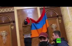 لحظة اقتحام متظاهرين غاضبين لمبنى الحكومة وسط يريفان