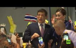 ملك تايلاند يحيي أنصاره أثناء المراسم الرسمية في بانكوك