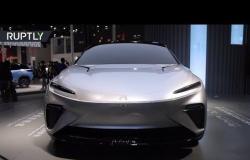 عرض سيارة كهربائية صينية الصنع في معرض غوانزو الدولي للسيارات