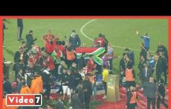موسيمانى وجهازه المعاون يحتفلون بأعلام جنوب أفريقيا بتتويج الأهلي بالأميرة الأفريقية