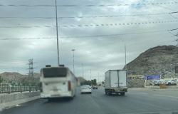 "مرور مكة" يضبط قائد حافلة يتنقل بين المسارات ولا يلتزم بالمسارات