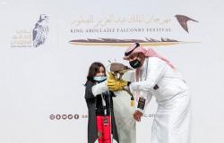 نادي الصقور السعودي يهدي الطفلة "شيهانة" صقراً