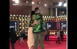 أحمد الفيشاوي وزوجته يتبادلان القبلات في مهرجان القاهرة السينمائي الدولي