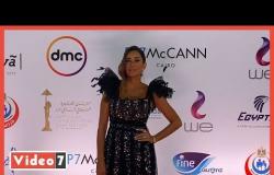 أمينة خليل تتعثر بفستانها في ختام مهرجان القاهرة ثانية عشان اتزنقت