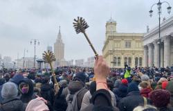 لماذا يرفع الروس فرشاة الحمام في تظاهراتهم الاحتجاجية؟