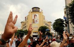 ميانمار.. الآلاف بالشوارع احتجاجًا على الانقلاب والسلطات تقطع الإنترنت