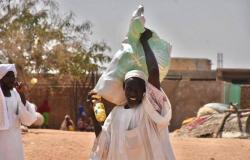 "إغاثي الملك سلمان" يوزع أكثر من 59 طنًّا من السلال الغذائية غرب دارفور
