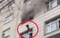 بالفيديو .. أُمٌّ تُلقي أطفالها من نافذة الطابق الثالث بمنزل يحترق