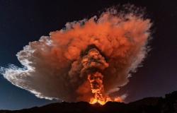 الأسبوع في 8 صور: تجمُّد شلالات نياجرا وثوران بركاني عنيف في إيطاليا