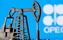 النفط يهبط لأدنى مستوى في أسبوعين.. وتوقعات بتخفيف "أوبك+" قيود الإمدادات