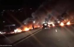 لبنان على صفيح ساخن.. شوارع تتأجج لليوم الرابع وليرة تواصل الانهيار!