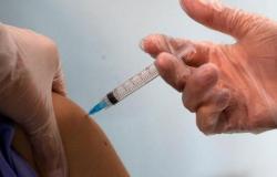 "الصحة": متجاوزًا 130 ألف شخص أمس.. إقبال عالٍ جدًّا على مراكز اللقاح مع بدء المرحلة الثالثة