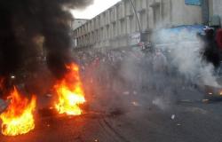 "لقد أذلونا".. متظاهرون لبنانيون يقطعون طرقاً رئيسية احتجاجاً على انهيار الليرة