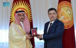 رئيس قرغيزستان ورئيس وزرائه يمنحان "سفير المملكة" وسامَ الصداقة والسلام ووسام الشرف
