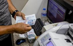 ترقب وقلق في الشارع التركي من تواصل هبوط الليرة أمام العملات