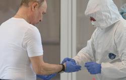 "شعرت بعدم ارتياح في موضع الحقن".. "بوتين" يكشف آثار تلقّيه اللقاح