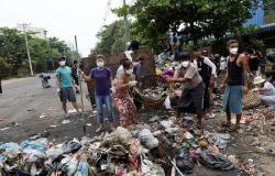 أغرب أشكال العصيان.. شعب ميانمار يستخدم القمامة في مقاومة الانقلاب