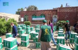 مركز الملك سلمان للإغاثة يواصل تقديم السلال الغذائية في اليمن ولبنان وتشاد وموريتانيا
