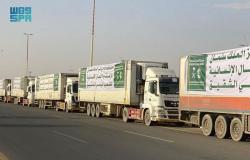 عبور 26 شاحنة منفذ الوديعة متوجهة لمحافظات يمنية وتوزيع سلال غذائية رمضانية بعدن