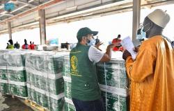 عطاءات السعودية.. فريق مركز الملك سلمان للإغاثة يسلم مساعدات غذائية عاجلة للسنغال