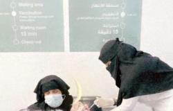 شاهد .. "كورونا" يجمع مُسنَّة سعودية وابنتها الطبيبة في مركز الظهران للقاحات
