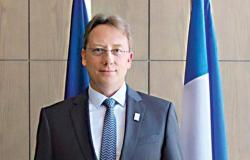 سفير فرنسا عن اختيار اللون البنفسجي لمراسم الاستقبال بالسعودية: برافو