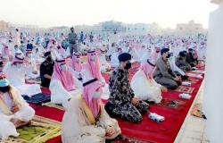 وفق منظومة من الإجراءات الاحترازية.. شاهد الجموع تؤدي صلاة العيد في ينبع