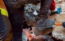صورة الصمود.. شاب فلسطيني يلوح بعلامة النصر أثناء انتشاله حياً من تحت ركام منزله