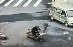انفجار تحت أقدام المارة..  فيديو يرصد لحظات مرعبة في الصين