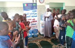"الندوة العالمية" توزع برادات المياه على مساجد السنغال