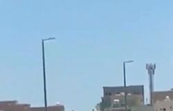 شاهد.. سعودية تنظم حركة السيارات بعرعر بعد تعطّل الإشارة المرورية