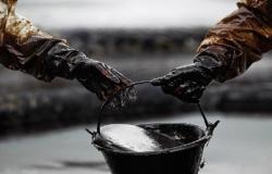 أسعار النفط تغلق مرتفعة بدعم من هبوط في مخزونات الخام الأمريكية