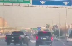 فيديو مضاربة السيارات.. شاهد ما حدث بين وانيت ويوكن على طريق بالكويت