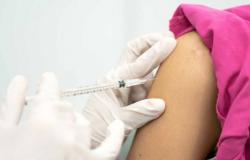 هل تحصل وفاة بعد مرور سنة من أخذ اللقاح؟ "الصحة": غير صحيح