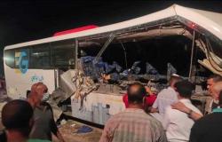 مصر.. ارتفاع حصيلة ضحايا حادث الوادي الجديد والدفع بـ20 سيارة إسعاف