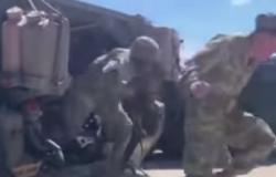 فيديو.. "راكون" يقتحم ناقلة جند أمريكية وهذا كان رد فعل الجنود