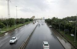 أمطار "الحوية" بالطائف تجذب الزوار للتنزه و"المدني" يحذر من الأودية