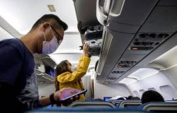 الطيران الأمريكي يغرّم مسافرين رفضوا ارتداء كمامات بآلاف الدولارات