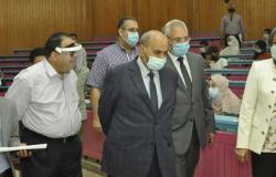 رئيس جامعة المنيا يواصل جولاته التفقدية بزيارة للجان «الطب البيطري»