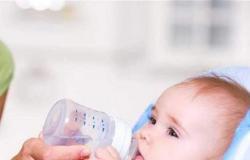 خبراء يحذّرون: شرب الماء قد يقتل طفلك في هذه السن