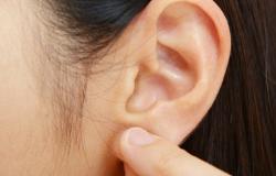 حيلة بسيطة باستخدام الأذن تخفض حرارة جسمك.. كيف تفعل ذلك؟