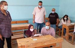 وكيل «تعليم السويس» يشيد بطالبتين من ذوي الهمم أثناء تفقد الامتحانات