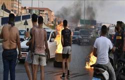 محتجون يقطعون طرقا رئيسية إثر تراجع قياسي لليرة في لبنان .. بالفيديو