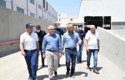 محافظ بورسعيد يتفقد مصنع بيراميدز لإنتاج إطارات السيارات